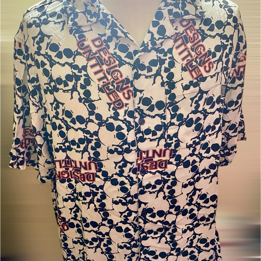 Designs Untitled-Men’s Casual Button Down Shirt Black and White
3avail. Lg
#N050 - Picture 5 of 8